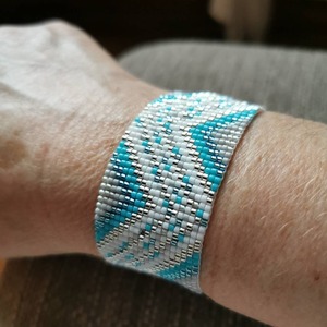 Bracelet perlé flexible sur mesure, quantités personnalisées, bracelet perlé couleur unie, vente en gros directe usine - Product Image 1