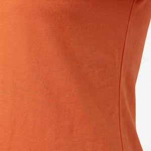 เสื้อยืดคอกลมแขนสั้นผ้าซาตินโพลีเอสเตอร์สีตามสั่งสำหรับผู้หญิง พร้อมโลโก้แบบกำหนดเอง เสื้อผ้าแฟชั่นคุณภาพสูง - Product Image 5