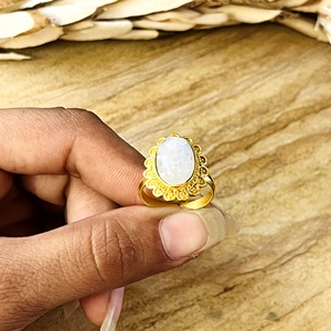 Bague florale au design unique, style bohème, en laiton plaqué or 18 carats, avec pierre de lune, pour femmes, vente en gros OEM ODM - Product Image 2
