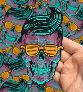 Patch Crâne avec Lunettes de Soleil Brodé, Applique Thermocollante Forme Irrégulière, Design Violet, Teal, Jaune, Décoration en Tissu - Product Image 1