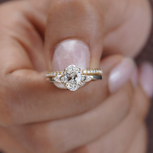 Anillo de compromiso de solitario de moissanita de corte ovalado, oro sólido de 18 quilates con espacio abierto, banda de boda redonda de pera, conjunto nupcial, Material PT950 - Product Image 1