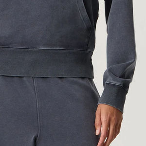 Sweat à capuche isolé pour femme, offrant une chaleur douce pour les conditions plus fraîches, avec poches kangourou et cordon de serrage pour un confort optimal 2026 - Product Image 4