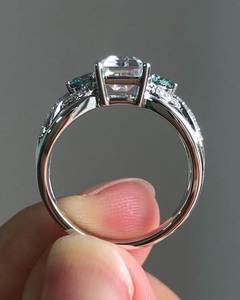 Anillo de Compromiso Unisex de Oro Sólido de 18K con Diamantes Cultivados en Laboratorio, Corte Esmeralda de 3 Piedras, VVS, Certificado IGI, Joyería Fina de Lujo para Boda - Product Image 2