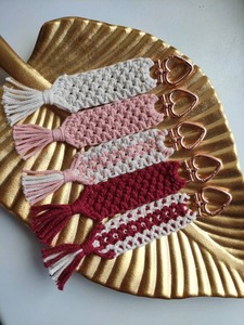 Porte-clés en macramé multicolore en forme de cœur, fait main, objet décoratif pour sac, idéal pour clés, sacs, sacs à main, sacs à dos, accessoire. - Product Image 6