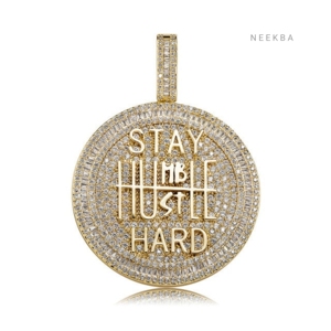 Colgante STAY HUMBLE HUSTLE HARD - Totalmente cubierto de diamantes con letras en relieve, colgante de moissanita para hombre estilo hip hop en plata 925, 100% hecho a mano - Product Image 5