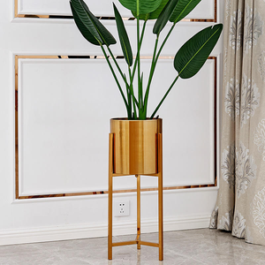 Decoraciones de Boda Nórdicas de Lujo para Interiores y Exteriores, Porta Plantas Dorados, Macetas, Jardineras Metálicas Europeas en Negro y Dorado - Product Image 3