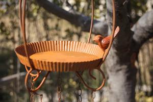 Les bacs à eau pour oiseaux en métal les plus tendance peuvent être placés sur des piédestaux, accrochés ou fixés, offrant ainsi des options de design polyvalentes. - Product Image 6