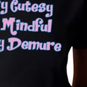 เสื้อยืดแขนสั้นลายกราฟิกสำหรับเด็กผู้หญิง สีดำ พิมพ์ลายตัวอักษรสีสันสดใส คอกลม สวมใส่สบาย น้ำหนักเบา เหมาะสำหรับทุกวัน - Product Image 4