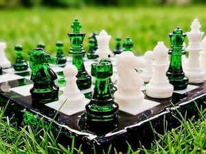 Juego de Estrategia de Resina Verde Jade y Blanca de Lujo, Inspirado en Malaquita, Regalo Artesanal Único - Product Image 1