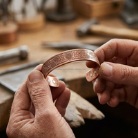 Bracelet manchette en cuivre pur, gravé à la main motif botanique de cardinelle, avec aimants thérapeutiques puissants, bracelet énergétique, export direct
