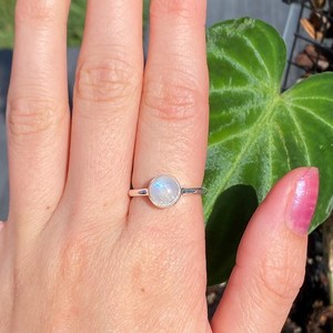 Anillo de Piedra Lunar Hecho a Mano, Plata de Ley 925, Opalescente, Redondo, Azul Brillante, Apilable, Joyería Original para Regalo - Product Image 5