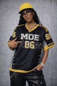 Camiseta de fútbol americano personalizada con pedrería, estilo vintage, cuello en V, estilo urbano, con número gráfico, proveedor mayorista de fábrica de EE. UU. - Product Image 3