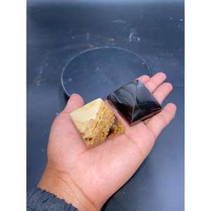 Pyramide en ambre indonésien poli de taille personnalisée 5 cm Sculpture naturelle de Sumatra - Product Image 4