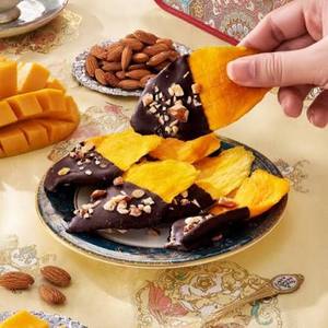 Mangues séchées naturelles en tranches enrobées de chocolat avec emballage cadeau - Product Image 1