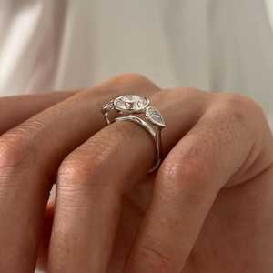 Anillo de Tres Piedras de Moissanita de 3CT con Corte Redondo para Mujer, Plata 925 Original, Regalo de Boda o Compromiso para Novia - Product Image 2