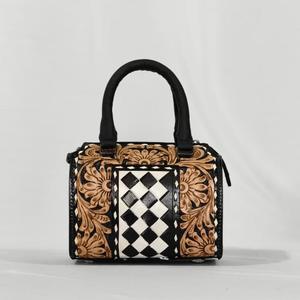 Bolsa de Viaje de Cuero de Lujo con Diseño Floral Repujado y Cierre de Cremallera con Panel a Cuadros Blanco y Negro - Product Image 1