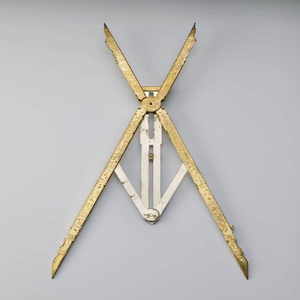 Grand rapporteur de dessin vintage en laiton avec échelles astronomiques détaillées, disponible à prix de gros. - Product Image 2
