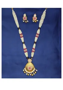 Colgante en tono dorado con piedras rosas y pendientes a juego, joyería étnica tradicional para mujer, elegante conjunto de collar con cuentas de perlas - Product Image 2