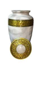 Urne funéraire cylindrique avec couvercle bombé, finition marbre brillant, tourbillons blancs nacrés et gris, bande florale dorée décorative. - Product Image 2