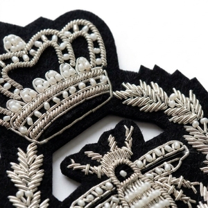 Parche de Fieltro Negro Bordado a Mano con Diseño Personalizado de Insignia de Plata de Ley y Borde de Ramas para Blazer - Product Image 3