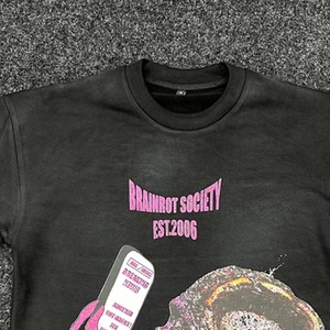 เสื้อยืดคอกลมแขนสั้นสีดำสำหรับผู้ชายลายพิมพ์ดิจิทัลสไตล์สตรีททรงปกติผ้าเจอร์ซีย์คอตตอน 100% จาก Brainrot Society - Product Image 6