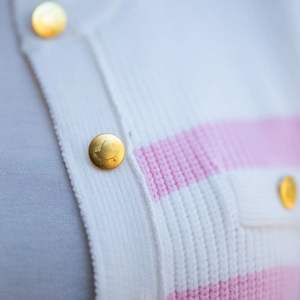 Cárdigan a Rayas Rosa y Blanco para Mujer, con Letras Griegas, Botones, Suéter de Punto, Estilo Casual y Elegante, Prenda Premium - Product Image 2