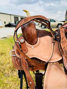 Silla de montar western hecha a mano de cuero genuino, tipo barril, con cincha ancha y duradera para equitación. - Product Image 2