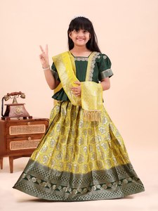 Lehenga Choli traditionnel indien pour filles, en jacquard, avec dupatta tissé de créateur, origine Gujarati, tissu extensible et absorbant l'humidité - Product Image 5