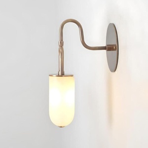 Applique murale moderne en laiton avec abat-jour géométrique, luminaire d'intérieur pour salle de bain, design léger - Product Image 4
