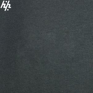 Sudadera con capucha contemporánea para hombre con logotipo minimalista en el pecho, bolsillo de canguro, diseño elegante para un aspecto moderno y relajado, patrón de impresión con capucha - Product Image 5