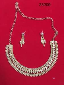 MOLL JEWELLERS - Conjunto de Collar y Pendientes Florales de Aleación de Zinc Chapado en Oro de 24K con Circonitas, Regalo de Compromiso o Boda para Mujer - Product Image 4