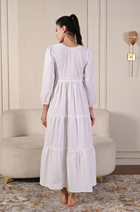 Elegante Vestido Maxi de Algodón Blanco con Bordado a Mano, Diseño Floral Bohemio en el Cuerpo, Ideal para Ocasiones de Verano y Ropa Casual - Product Image 2