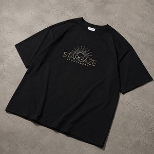 T-shirt noir à manches courtes pour homme Stargaze avec logo en strass, coupe classique, jersey décontracté en coton, col rond, prix abordable, personnalisable OEM - Product Image 3