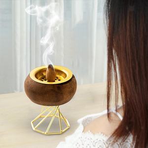 Encensoir contemporain en bois naturel Oud avec base décorative en métal doré pour la fragrance d'intérieur et la méditation - Product Image 2