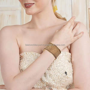 Pulsera abierta chapada en oro de diseño simple Brazalete Latón liso Falak World Export para Niñas para bodas con piedra principal de cuarzo - Product Image 5