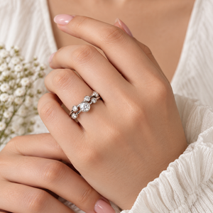 Anillo de compromiso clásico de lujo para mujer, de plata 925 con moissanita, corte brillante redondo y engaste de bisel - Product Image 4