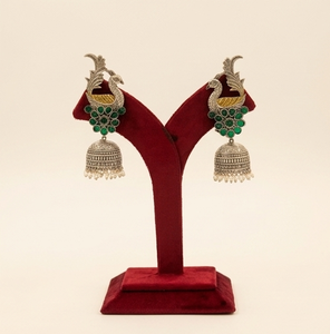 Boucles d'oreilles Jhumka classiques DIVYORO en laiton émeraude paon pour soirée - Product Image 1