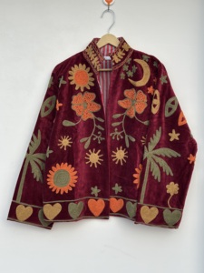Chaqueta de Invierno Transpirable Bordada a Mano con Terciopelo Suzani, Abrigo Bohemio Color Granate para Playa, Estilo Artesanal Indio, Vintage, Unisex - Product Image 4