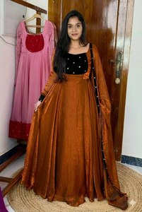 Conjunto de Vestido/Kurti Largo Hasta el Suelo con Cuello Redondo y Manga Larga, Inspirado en Bollywood, en Tela de Sari de Seda, para Bodas de Invierno, Garantiza Elegancia - Product Image 4