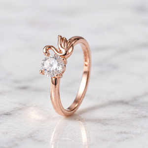 Anillo de Oro 14K con Cisne y Flamenco, Anillo de Compromiso con Diamante Cultivado en Laboratorio G Color VS1, Banda de 6mm Inspirada en la Naturaleza, Regalo de Aniversario Personalizado - Product Image 1