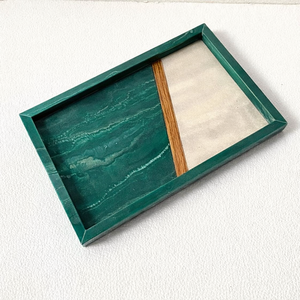 Bandeja de resina epoxi hecha a mano para servir y almacenar, ideal para joyas, accesorios de tocador y baño, y como plato de tendencia para el desayuno o café en la mesa. - Product Image 3