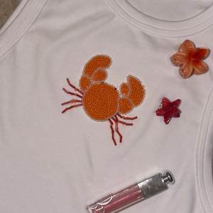 Vente en gros de hauts brodés perlés pour femmes avec embellissement de perles de qualité supérieure et design de mode contemporain - Product Image 6