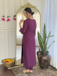 Conjunto de Kurti de Viscosa Chanderi Color Vino para Mujer, con Pantalón de Viscosa Chanderi y Dupatta de Seda Chanderi, Superventas - Product Image 5