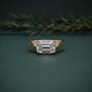 Anillo de Compromiso con Diamante Corte Esmeralda, Oro Sólido de 14K, Clásico para Mujer, Diamante Cultivado en Laboratorio con Certificación IGI - Product Image 1