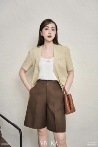 กางเกงขาสั้นเบอร์มิวดาผู้หญิง สีน้ำตาล ผ้าวอร์สเตด ย้อมสีพื้น ทอจากโพลีเอสเตอร์ เอวสูง ตัดเย็บอย่างดี ความยาวระดับเข่า ODM OEM EVAN - Product Image 3