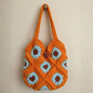 Sac à bandoulière en crochet de qualité supérieure, style bohème, fait main, en forme de pétale d'automne, sac fourre-tout tricoté pour femmes, disponible à la vente - Product Image 1