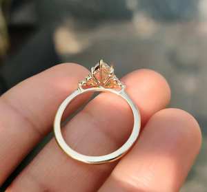 Anillo de Compromiso Clásico para Mujer con Diamante Cultivado en Laboratorio Personalizado, Corte Pera de 1 Quilate, Sin Níquel, Sin Plomo, Oro Sólido de 10K/14K/18K - Product Image 3