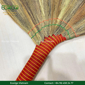 Escoba de Hierba Natural 100% Hecha a Mano con Cerdas Suaves, Mango de Madera Ecológico y Duradero Eco2go Vietnam para Limpieza del Hogar - Product Image 6