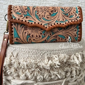 Portefeuille élégant pour femme en cuir véritable fait main, avec porte-cartes multiples et pochette détachable pour poignet - Product Image 1