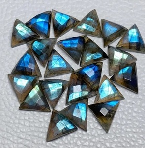 Pierre précieuse naturelle Labradorite colorée, effet arc-en-ciel, taille trilobée, 10 mm, pour la vente en gros de bijoux, qualité AAA - Product Image 1